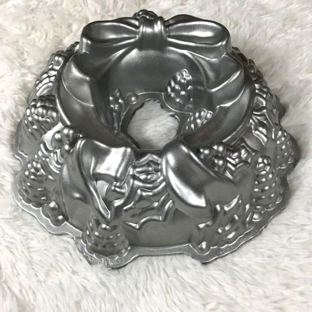 NWOT Nordic Ware Platinum Holiday Wreath Bundt Pan